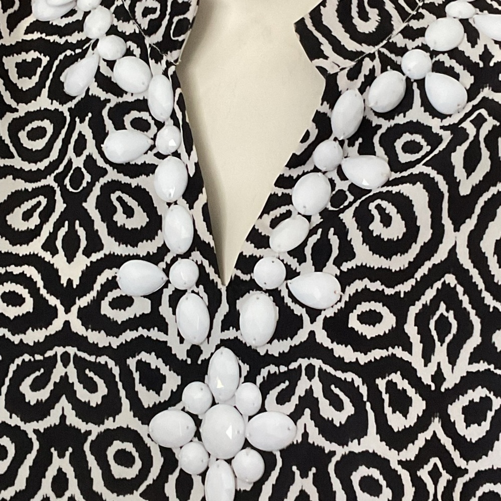 Liz Lange Black and White Geometric woman’s Shirt